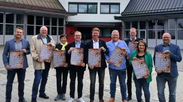 CSU-Team am Feuerwehrzentrum Vilshofen, ein Plakat haltend