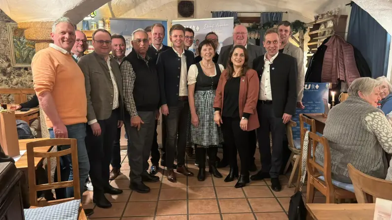 Traditionelles Fischessen: Finanzen und Wirtschaft in den Mittelpunkt